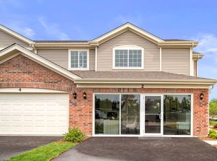 2 W Lake Ct, Cary, IL 60013