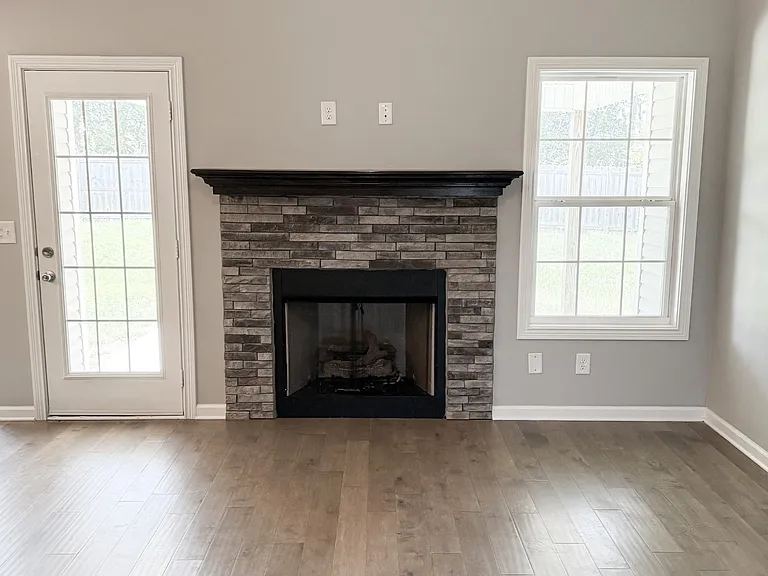 1616 Parkside Dr — Photo 5