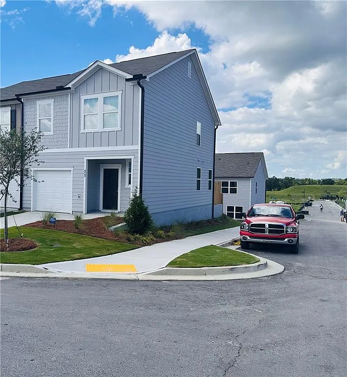 3 bed, 2.5 bath, 1307 sqft, $2,200 — Photo 2