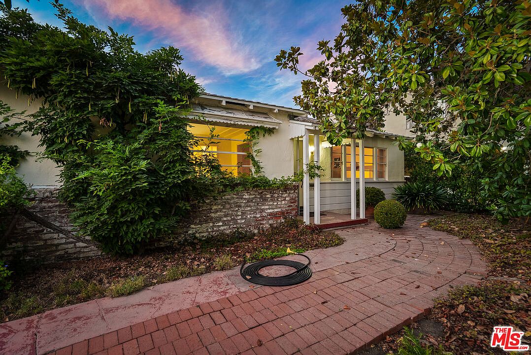 『TEN BEACH L』 10941 Peach Grove St, North Hollywood, CA 91601 | MLS
