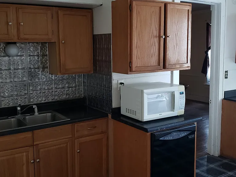 402 Denver St — Photo 2