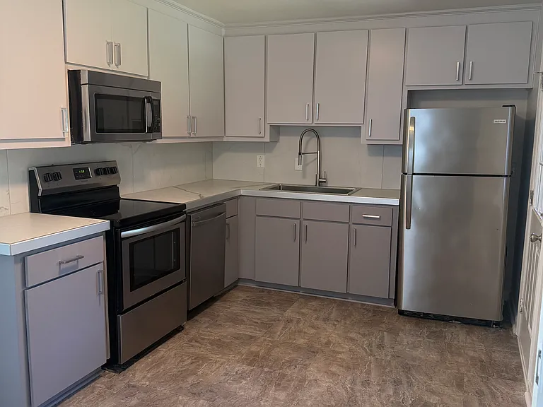 2311 Crestview Dr — Photo 5