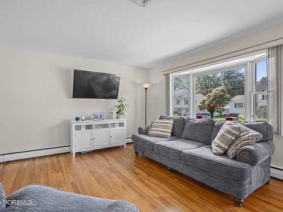 4th image of 1117 Interlaken Avenue