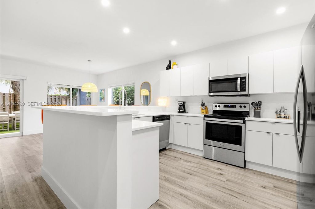 1123 NE 23rd Ter, photo 5