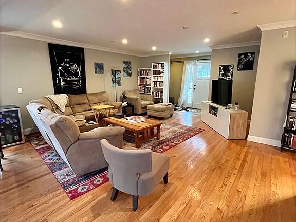 3rd image of 39 Selkirk Rd #39