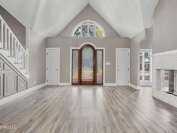 5th image of 39 Old Oak Ln