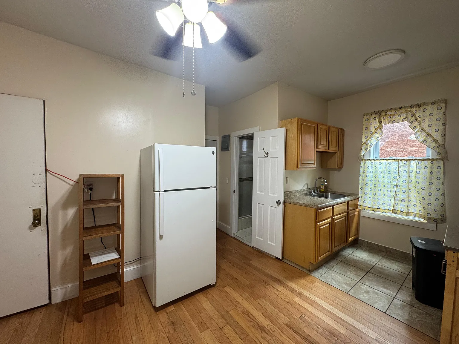 3 bed, 800 sqft, $2,583 — Photo 2