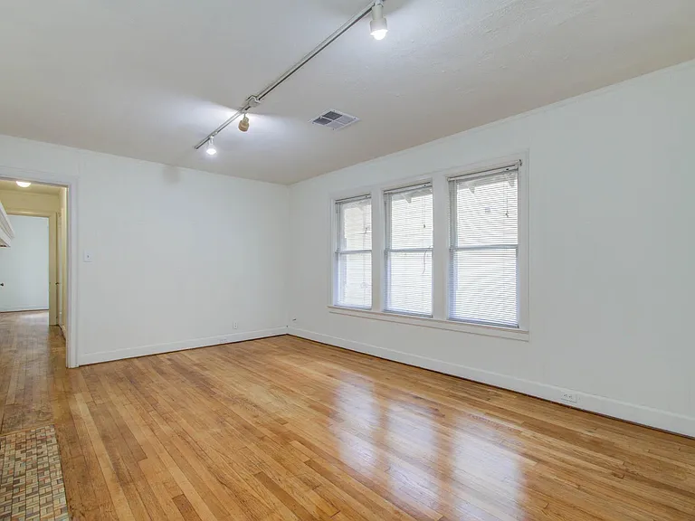 1428 Wentworth St #1 — Photo 13