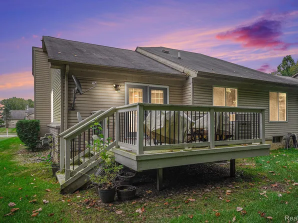 17432 N Lucille Cir, New Boston, MI 48164