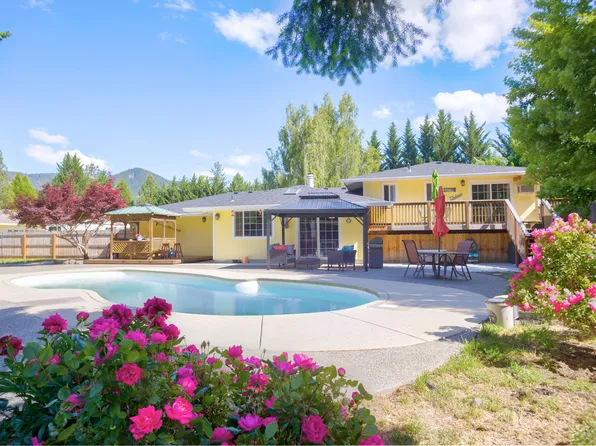 255 Queens Branch Rd, Rogue River, OR 97537