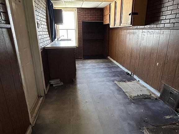 4th image of 450 E Walnut St