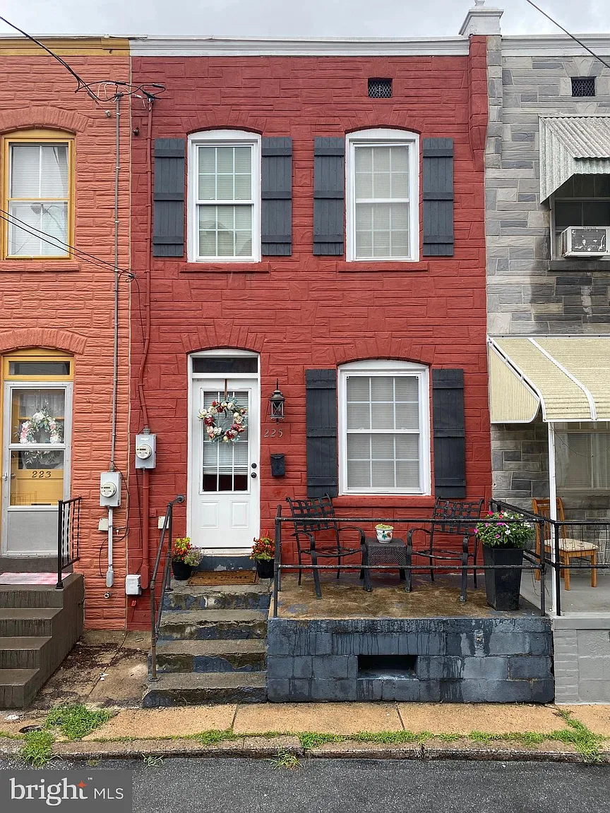 225 E Madison St photo 1