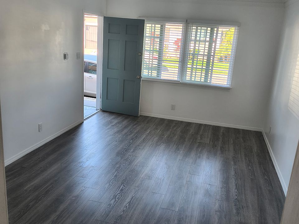 Living room
Open house from 8am to 5 every day