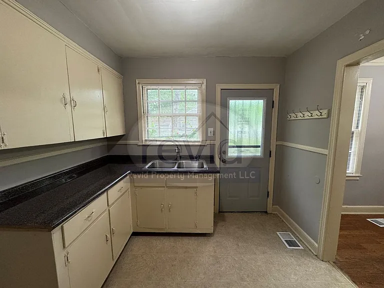 705 S Graham St — Photo 6