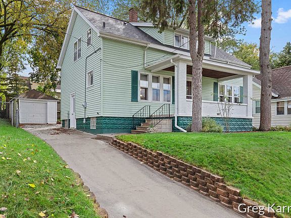 3rd image of 864 Hollywood St NE