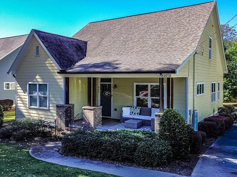 5 bed, 4.5 bath, 2200 sqft, $7,212 — Photo 1