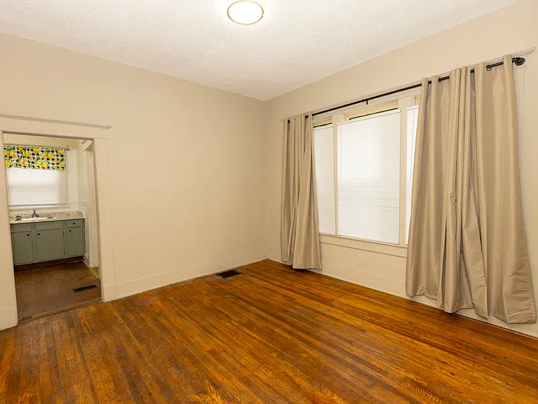 1011 Oakview St #1 — Photo 8