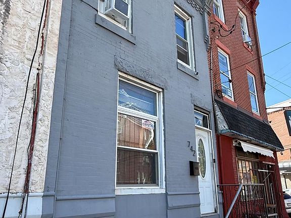 2nd image of 742 W Moyamensing Ave