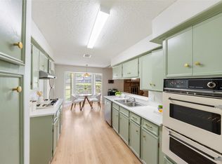 209 Pine Oak Dr, Highlands, TX 77562
