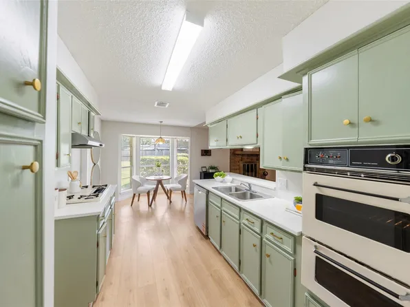 209 Pine Oak Dr, Highlands, TX 77562