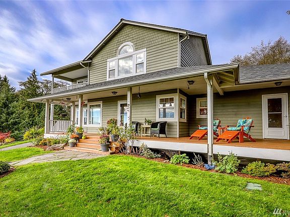 The door on the right leads into the laundry/mud room. Perfect for coming home from the beach!