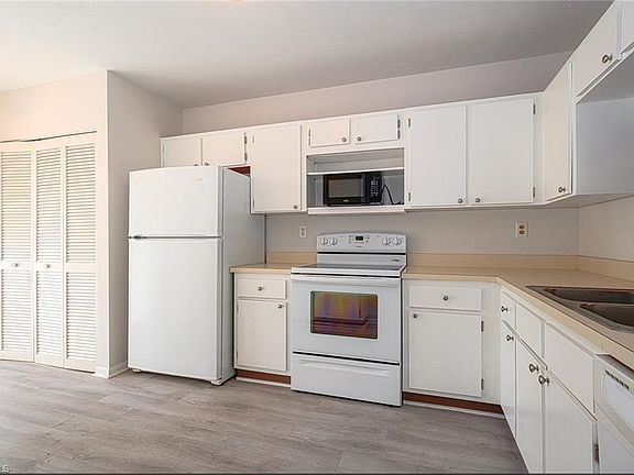 3rd image of 1818 Kings Lake Blvd APT 203