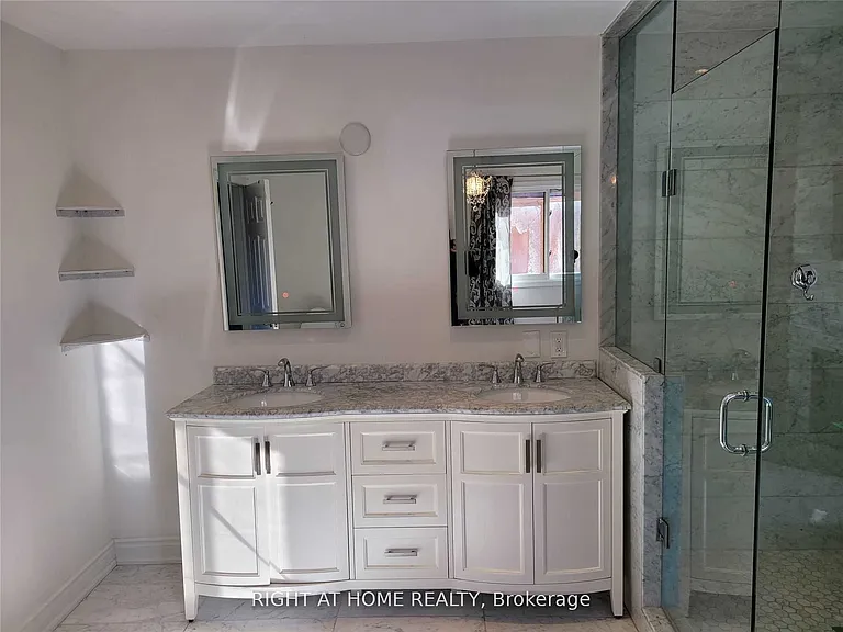 1080 Glenashton Dr #UPPER — Photo 25