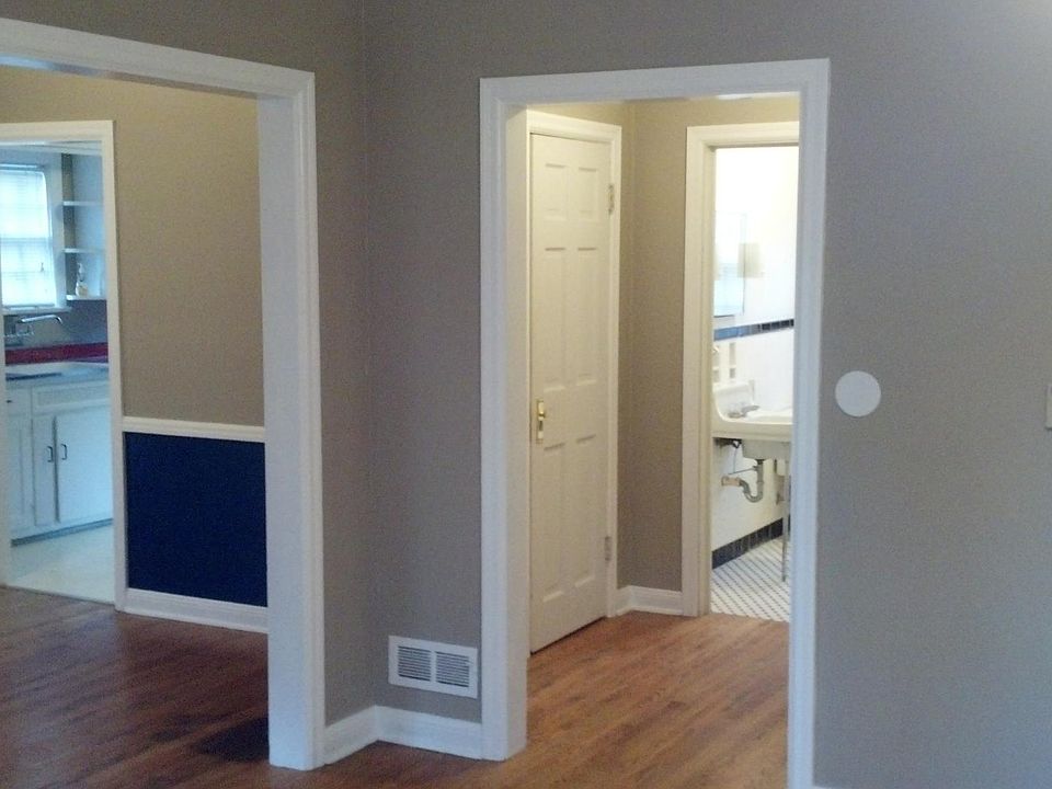 1st image of 923 E 52nd St
