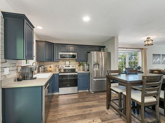 4th image of 30 Melissa Way #C