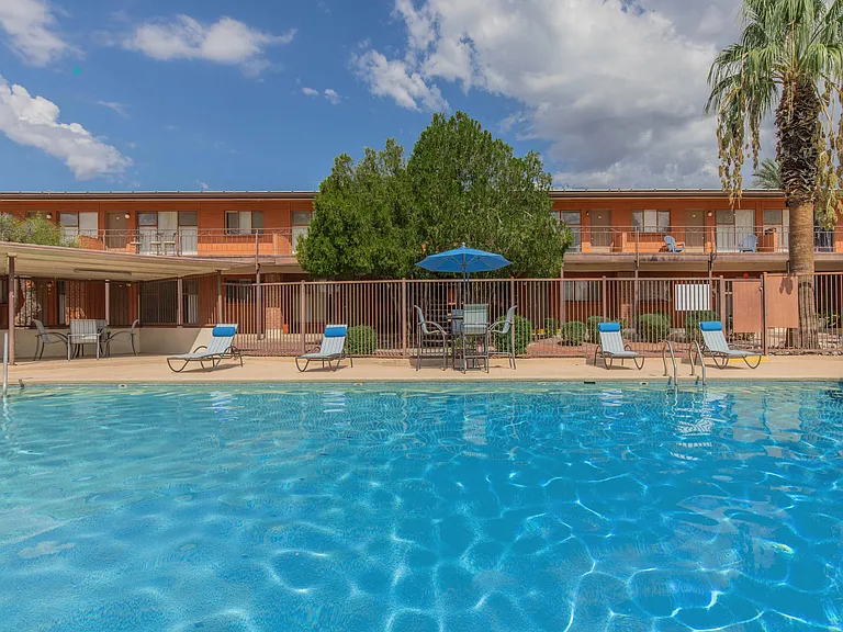 Country Club Apartments — Photo 1