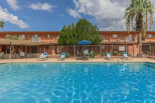 Country Club Apartments Photo 1