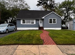 97 Hungry Harbor Rd, Valley Stream, NY 11581