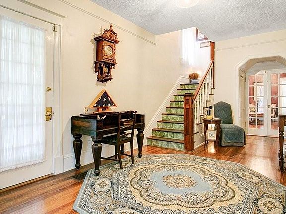 3rd image of 119 W 17th St