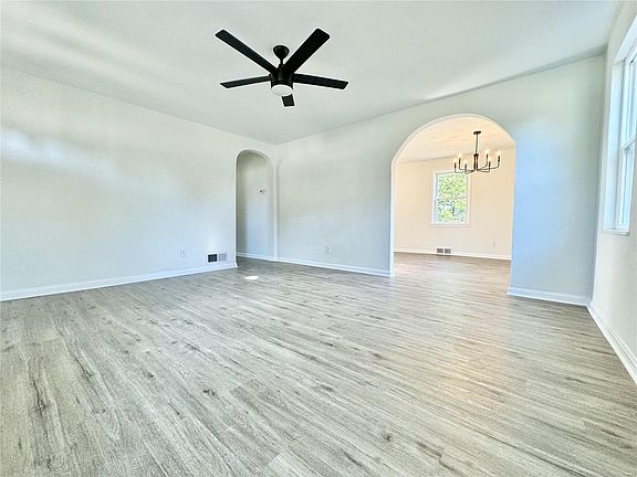 3rd image of 2933 Buena Vista Ave