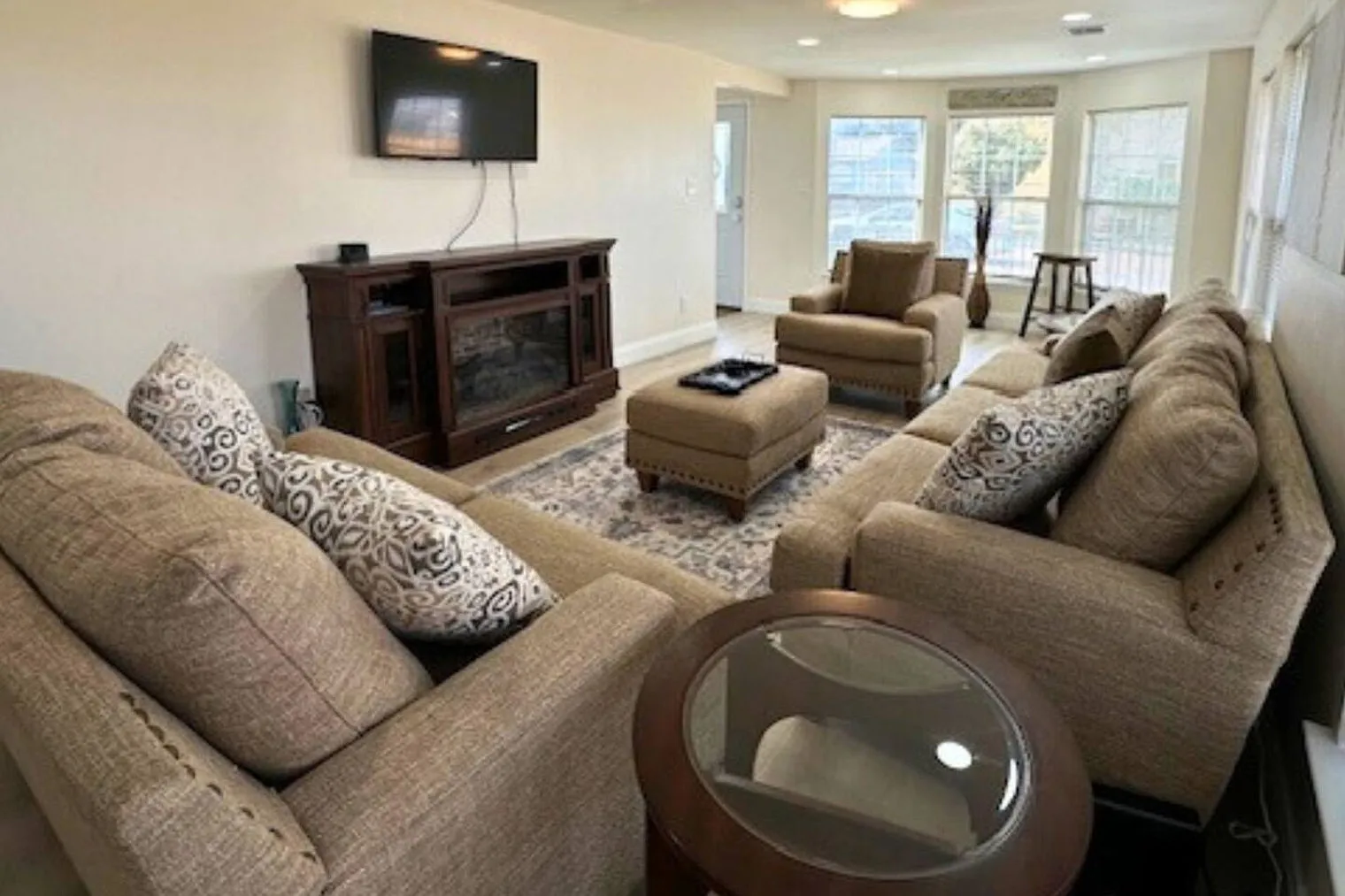3 bed, 2.0 bath, 36597 sqft, $2,796 — Photo 2