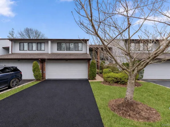 124 Foxwood Dr, Jericho, NY 11753