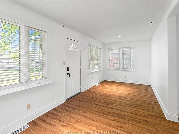 3rd image of 440 Jackson St