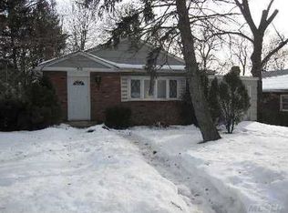 60 Susquehanna Ave, Great Neck, NY 11021