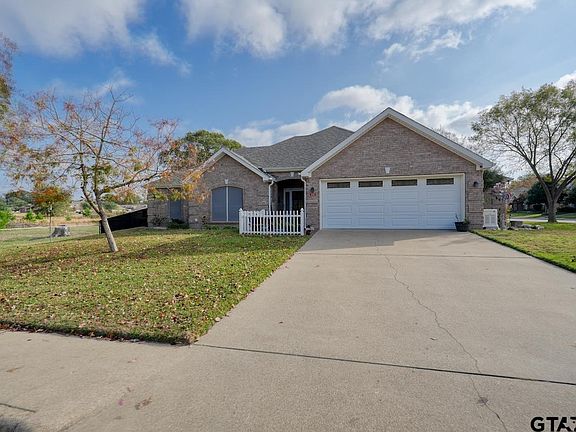 2nd image of 1724 Heritage Dr