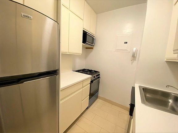 4th image of 165 E 66th St APT 5J