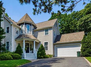 10 Chapel Hill Rd, Lake Grove, NY 11755