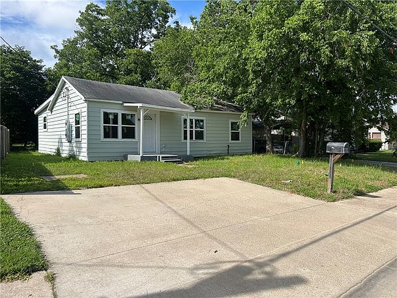 2nd image of 915 W 28th St