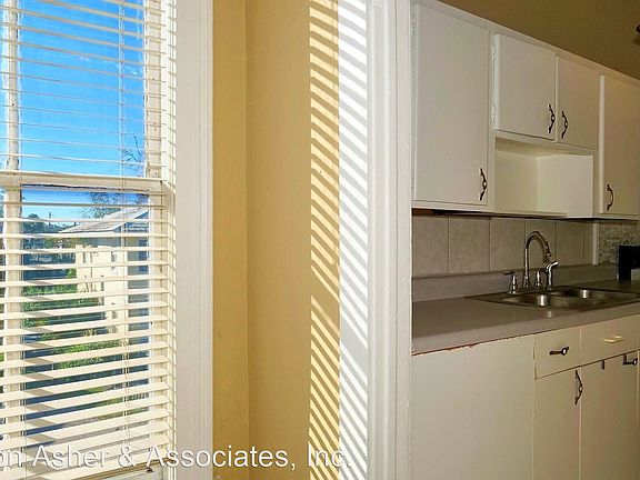 3rd image of 735 N Westmoreland Dr APT 2