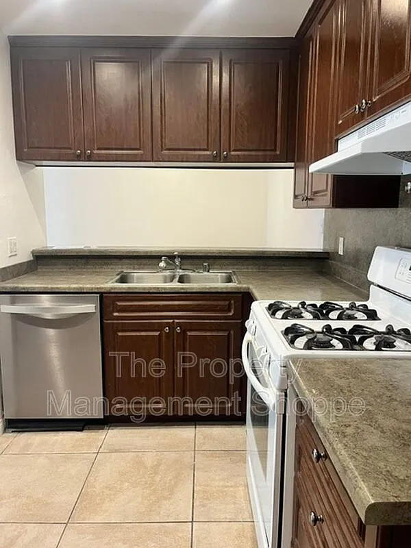 3 bed, 2.0 bath, 1153 sqft, $3,200 — Photo 4