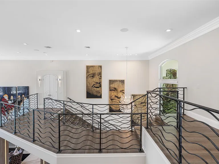 2307 N Riverside Dr — Photo 34