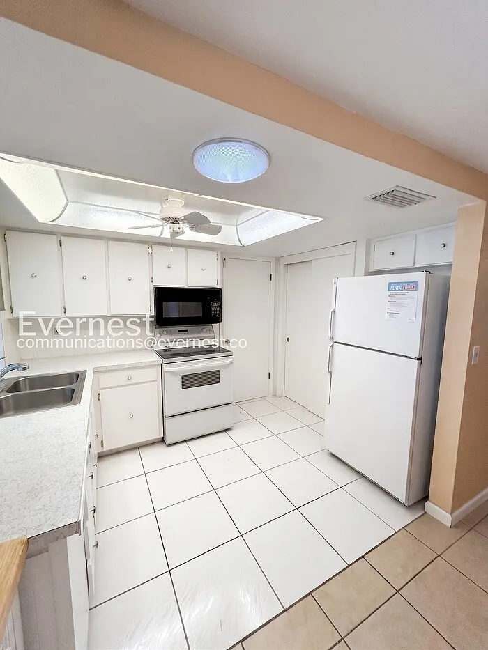 2 bed, 1.5 bath, 1068 sqft, $1,599 — Photo 3