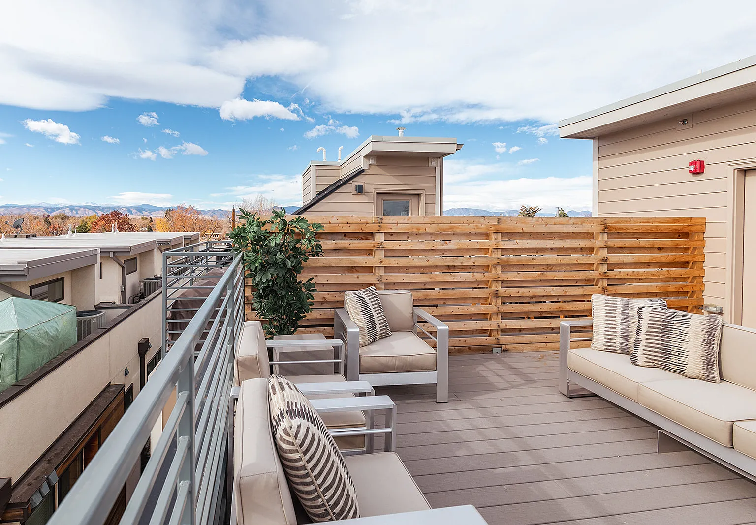 2 bed, 2.5 bath, 1725 sqft, $3,700 — Photo 2