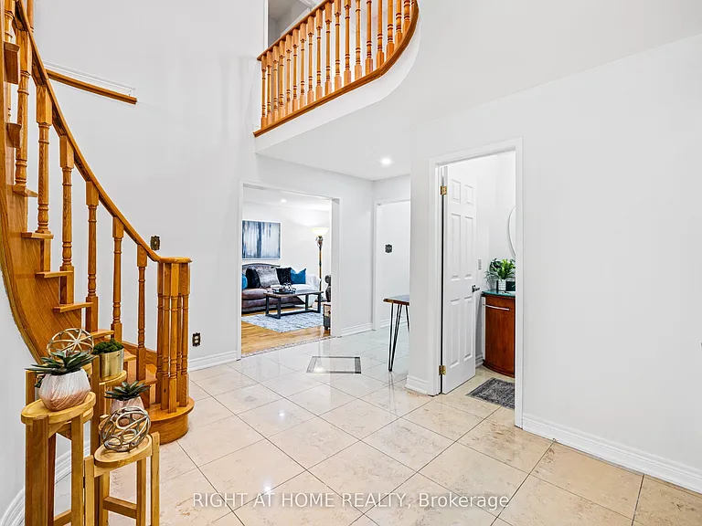 4469 Idlewilde Cres — Photo 4