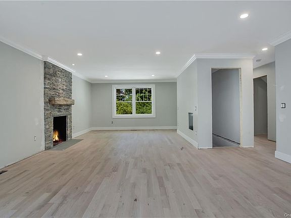 3rd image of 34 Sunset Dr