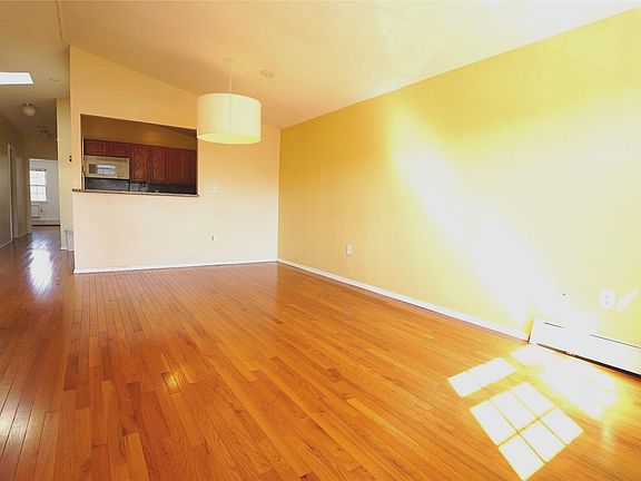 4th image of 82 Country Pointe Cir #21